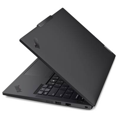 Schwarzer Lenovo ThinkPad Laptop, halb geöffnet, zeigt die Tastatur und das Trackpad auf weißem Hintergrund.