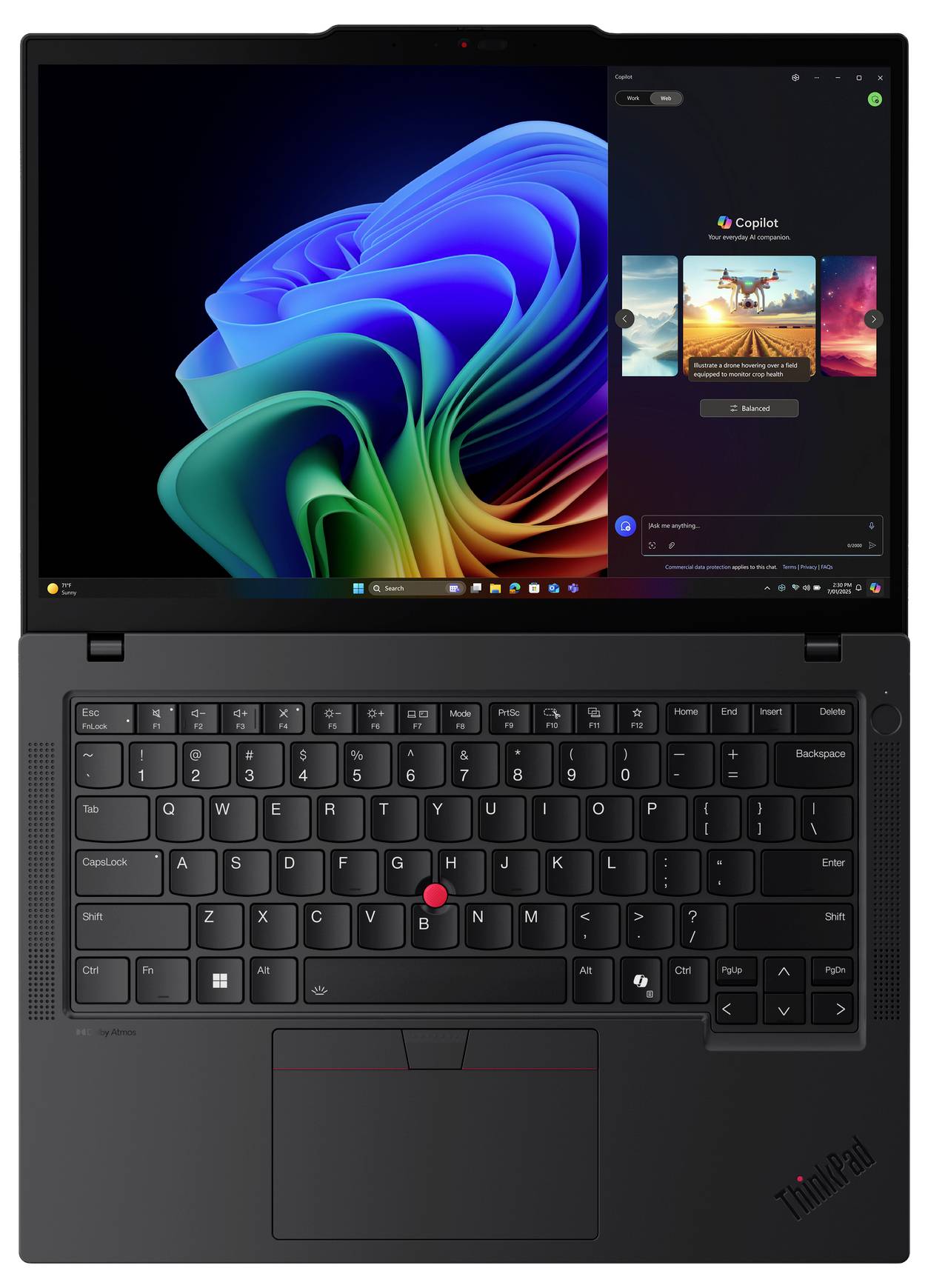 Schwarzer Lenovo ThinkPad-Laptop, der den Windows 11-Desktop zeigt, mit Copilot auf der rechten Seite des Bildschirms offen.