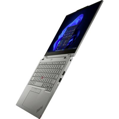 Silberner ThinkPad-Laptop, der im Winkel offen angezeigt wird, mit Tastatur, Trackpad und Bildschirm, auf dem ein blauer Windows-Desktop angezeigt wird.