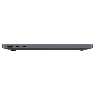 Seitenansicht eines geschlossenen silbernen Laptops, die das dünne Profil und die schwarze Basis unter dem Deckel zeigt.