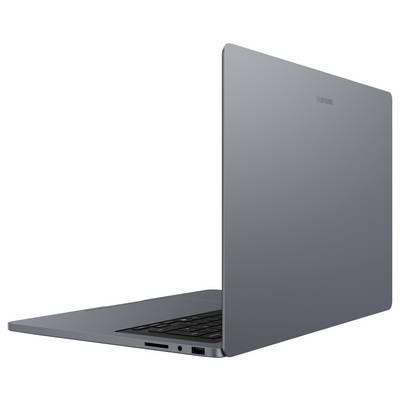 Silber-Samsung-Laptop, teilweise geöffnet, von der Seite betrachtet mit sichtbarer Tastatur und schlankem Profil auf weißem Hintergrund.