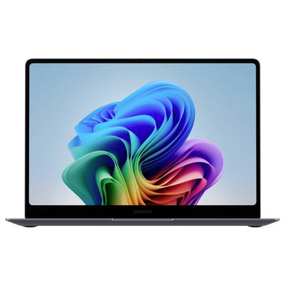 Ein Samsung-Laptop mit einem bunten abstrakten Blumen-Hintergrundbild im Windows-Stil auf dem Bildschirm, von vorne gegen einen einfachen Hintergrund gezeigt.