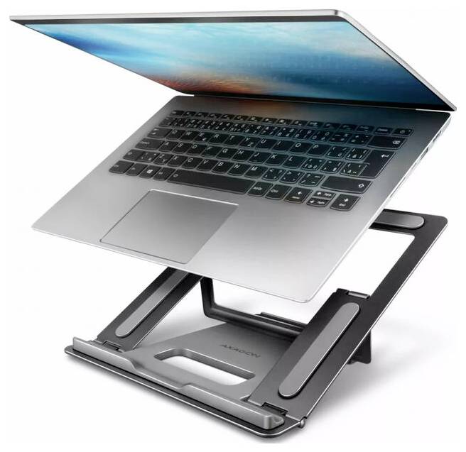 Tragbarer silberner Laptop auf einem verstellbaren schwarzen Ständer, im Winkel für erhöhte Ansicht oder zum Tippen angeordnet.