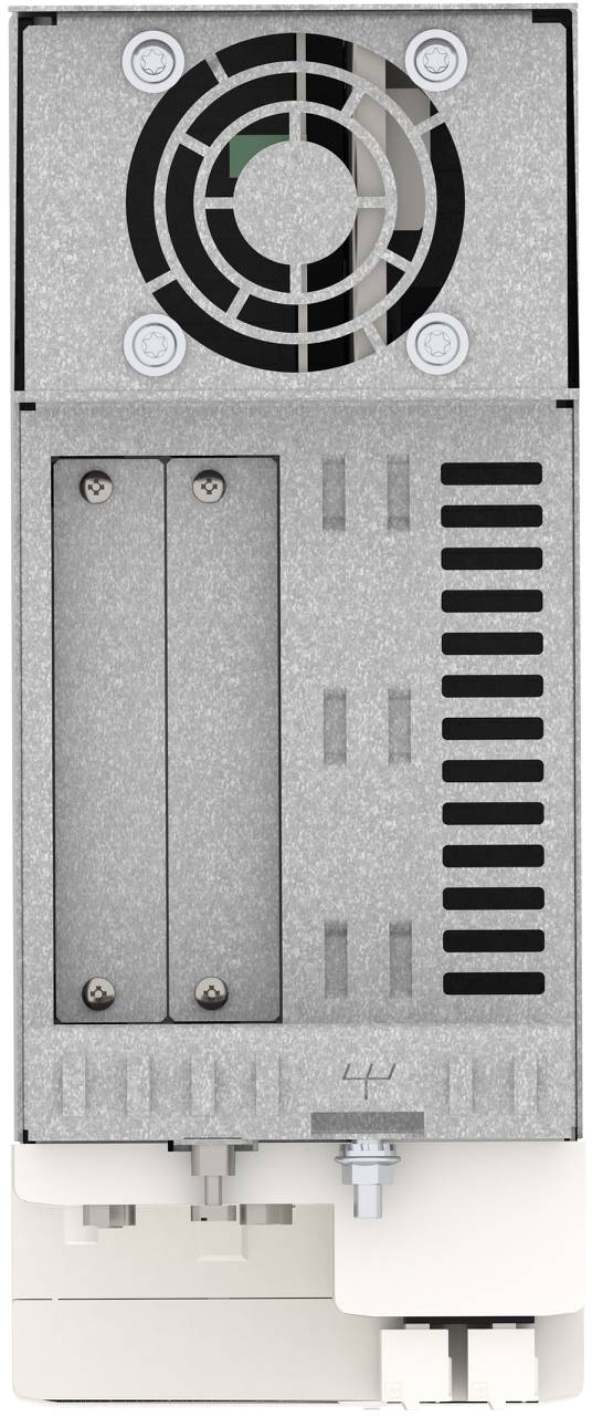 Nahaufnahme eines metallischen Maschinenkontrollpanels mit einem kreisförmigen Lüftungsgitter, Zugangsklappen und seitlichen Belüftungsschlitzen.