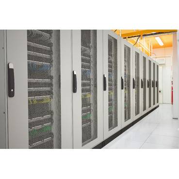 Reihe von Servergestellen in einem Datenzentrumsflur mit Glastürschränken und farbigen Kabeln, die im Inneren sichtbar sind.