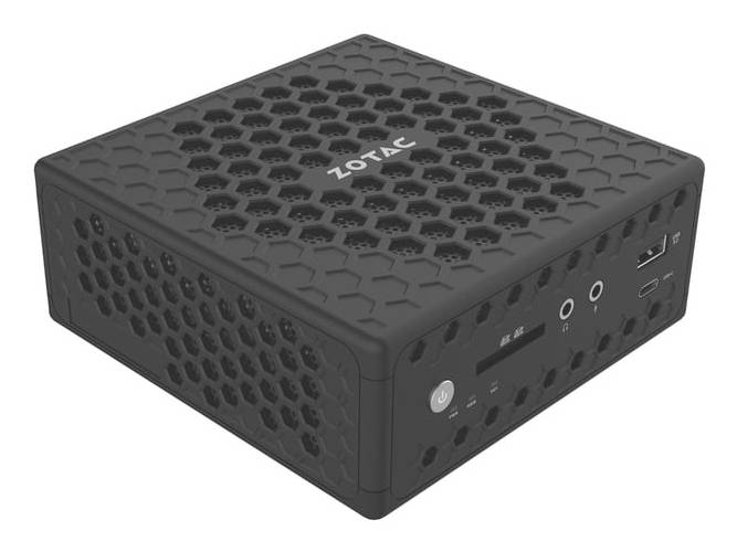 Kompakter schwarzer ZOTAC Mini-PC mit Wabenstruktur-belüftetem Gehäuse und vorderen Anschlüssen, gezeigt in einer Dreiviertelsicht auf weißem Hintergrund