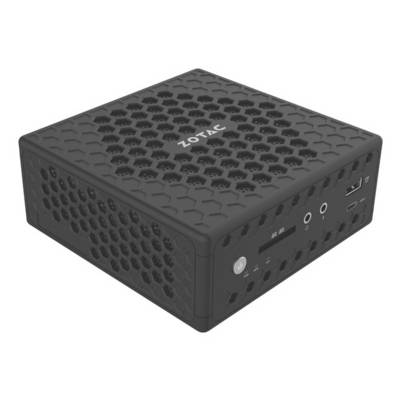 Kompakter schwarzer ZOTAC Mini-PC mit Wabenstruktur-belüftetem Gehäuse und vorderen Anschlüssen, gezeigt in einer Dreiviertelsicht auf weißem Hintergrund