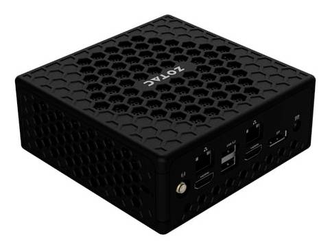 Schwarzer Zotac Mini-PC mit Wabenbelüftung auf der Ober- und Seitenfläche, angewinkelt dargestellt, um die vorderen Anschlüsse und Verbindungen zu zeigen.