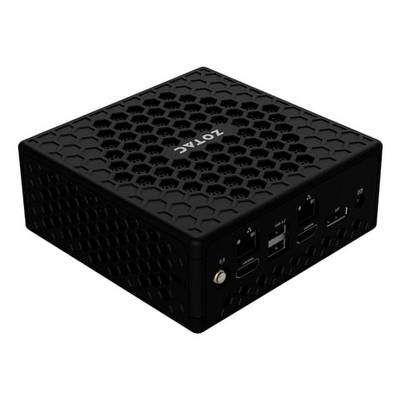 Schwarzer Zotac Mini-PC mit Wabenbelüftung auf der Ober- und Seitenfläche, angewinkelt dargestellt, um die vorderen Anschlüsse und Verbindungen zu zeigen.