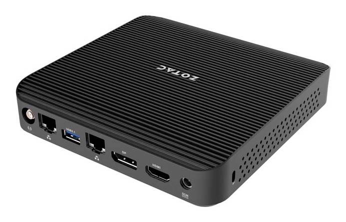 Schwarzer Zotac Mini-PC mit gerillter Oberseite, USB-Anschlüssen an der Vorderseite, Ethernet, HDMI und Audiobuchse auf weißem Hintergrund gezeigt