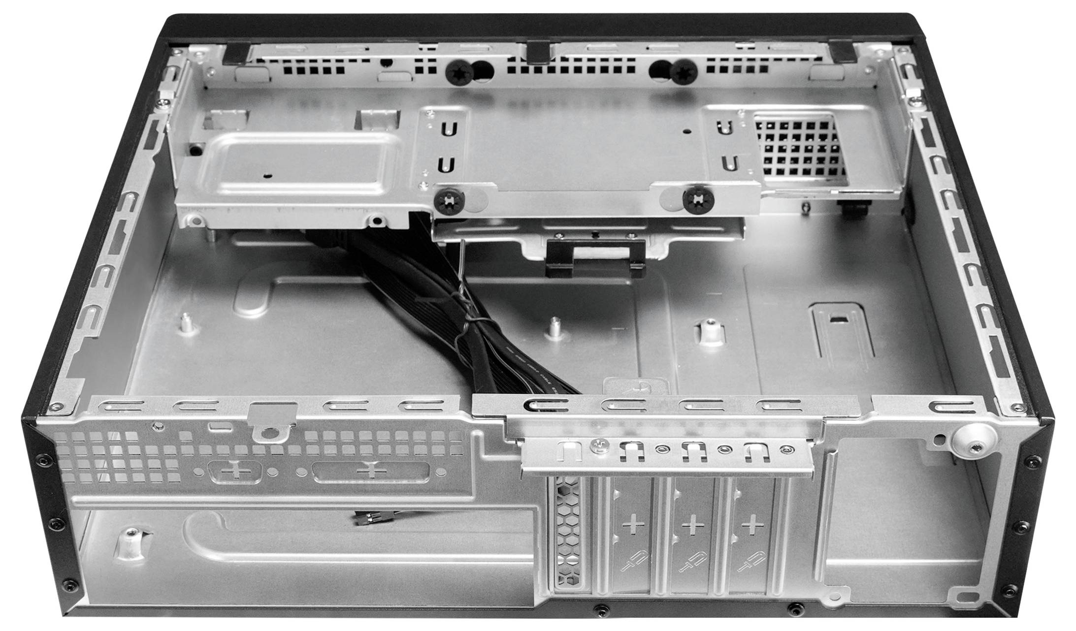 Offenes Metallgehäuse eines Computers mit sichtbaren Laufwerkschächten, Stromkabeln und Befestigungswinkeln.
