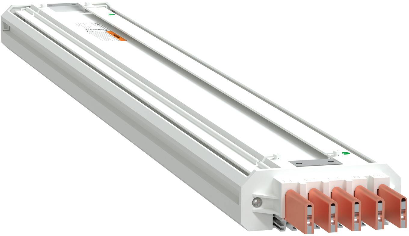 Weißes industrielles Elektroterminal oder Steckverbinder mit mehreren orangefarbenen Steckanschlüssen an einem Ende, dargestellt vor einem einfachen Hintergrund.