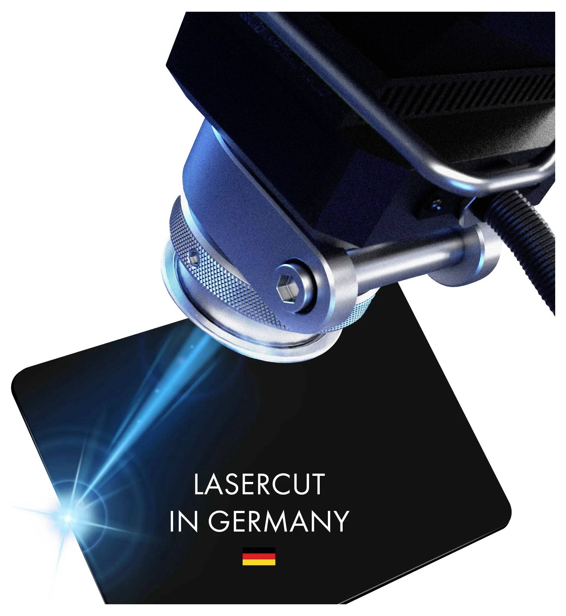 Lasersneidemaschine graviert eine schwarze Plakette mit der Aufschrift „LASERCUT IN GERMANY" und einer kleinen deutschen Flagge.