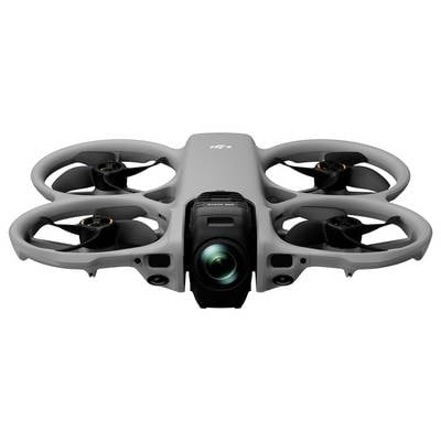 Vorderansicht einer grauen Quadcopter-Drohne mit vier geschlossenen Propellern und einer zentralen Kameralinse.