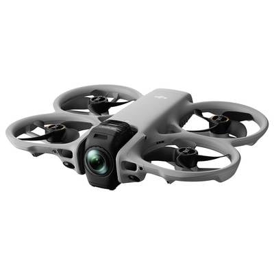 Kompakte graue Quadcopter-Drohne mit vier Propellern und eine an der Vorderseite montierten Kamera, isoliert auf weißem Hintergrund dargestellt.