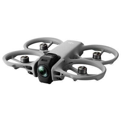 Grauer Quadcopter-Drohne mit vier Propellerschutzvorrichtungen und einer frontal montierten Kamera, perspektivisch auf weißem Hintergrund dargestellt.