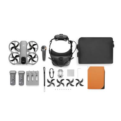 Drohnen-Set mit einer kleinen Quadcopter-Drohne, Brille, Fernsteuerung, Transportkoffer, Batterien, Propeller, Ladegerät, Werkzeugen und orangefarbener Mappe auf weißem Untergrund.