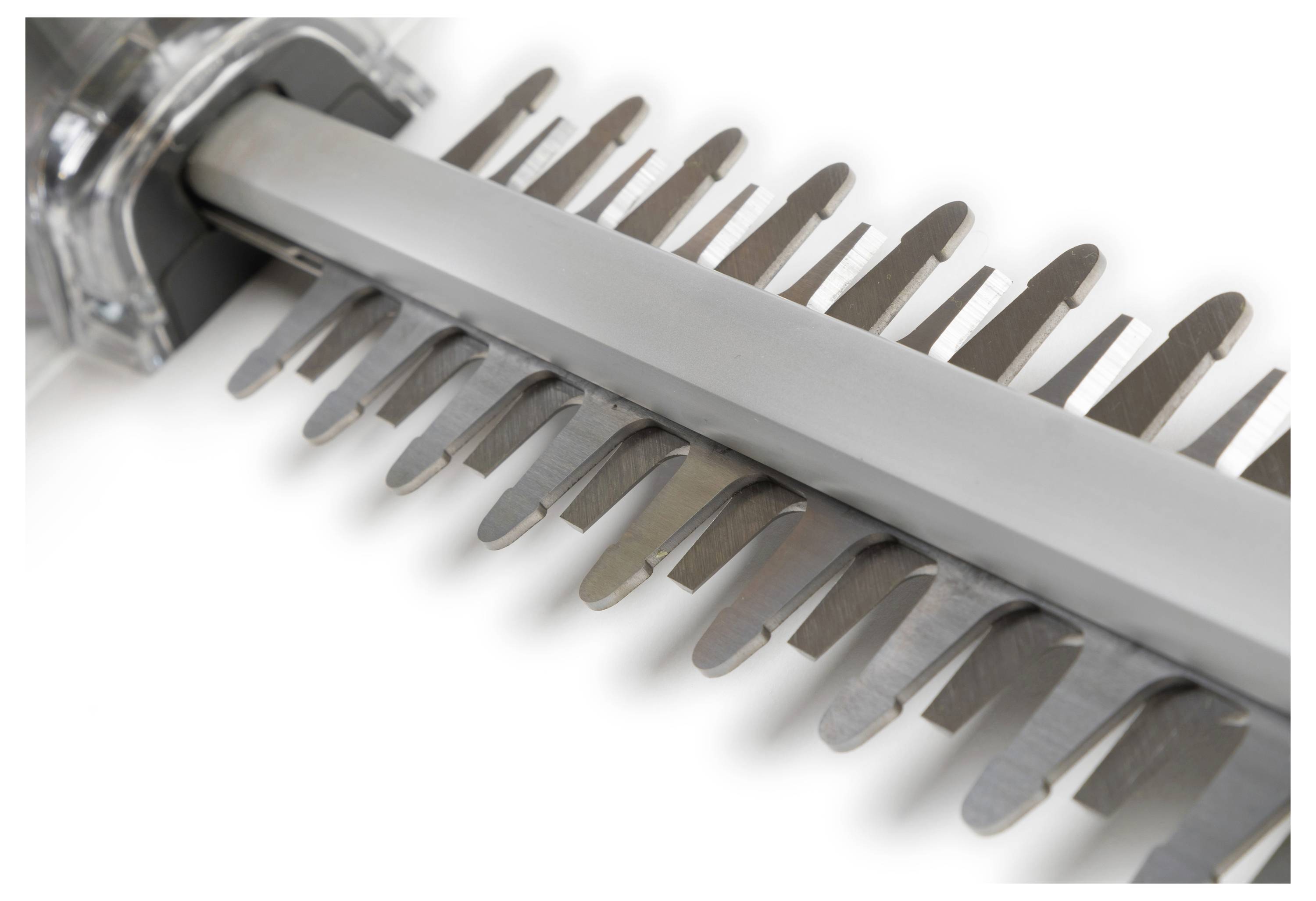 Nahaufnahme eines Metallkammaufsatzes mit gleichmäßig verteilten Zähnen, wahrscheinlich Teil eines Haarschneidegeräts oder Pflegegeräts, auf weißem Hintergrund.