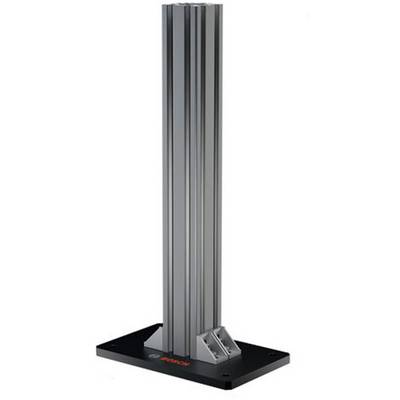 Eine hohe silberne Metallsäule, die auf einer schwarzen Basis montiert ist und als Strukturstütze oder Ausstellungsständer dargestellt wird.