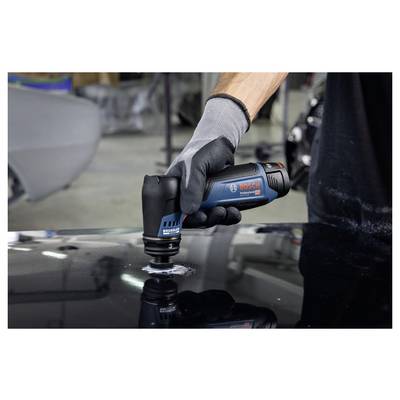 Handschuh tragend, eine Hand benutzt ein Bosch-Akku-Poliergerät auf einer schwarzen lackierten Oberfläche eines Autos.