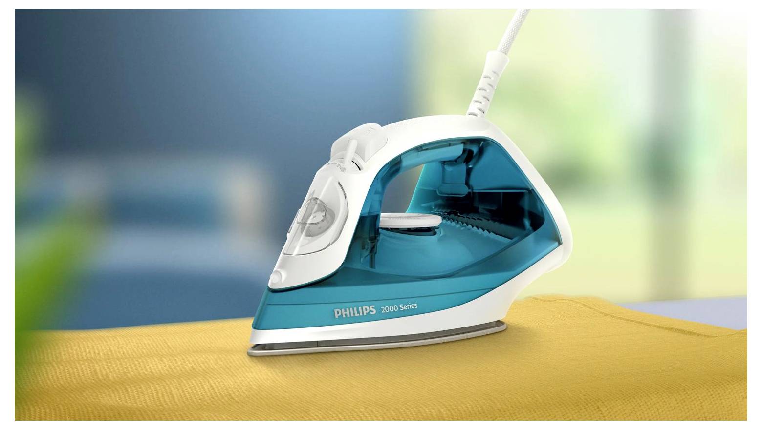 Ein Philips-Dampfbügeleisen steht aufrecht auf einem gelben Bügeltisch, mit einem weißen Kabel angebracht und einem unscharfen blaugrünen Hintergrund.