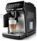 Schwarze Philips Kaffeevollautomat, der einen geschichteten Latte in ein Glas auf dem Auffangbehälter ausschenkt, mit einem digitalen Bedienfeld oben.