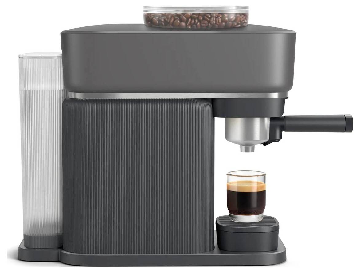 Moderne Espressomaschine mit Bohnenbehälter und Siebträger, der einen einfachen Shot in eine Glastasse braut.