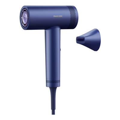 Blauer Philips Haartrockner mit abnehmbarem Düsenaufsatz daneben auf weißem Hintergrund dargestellt.