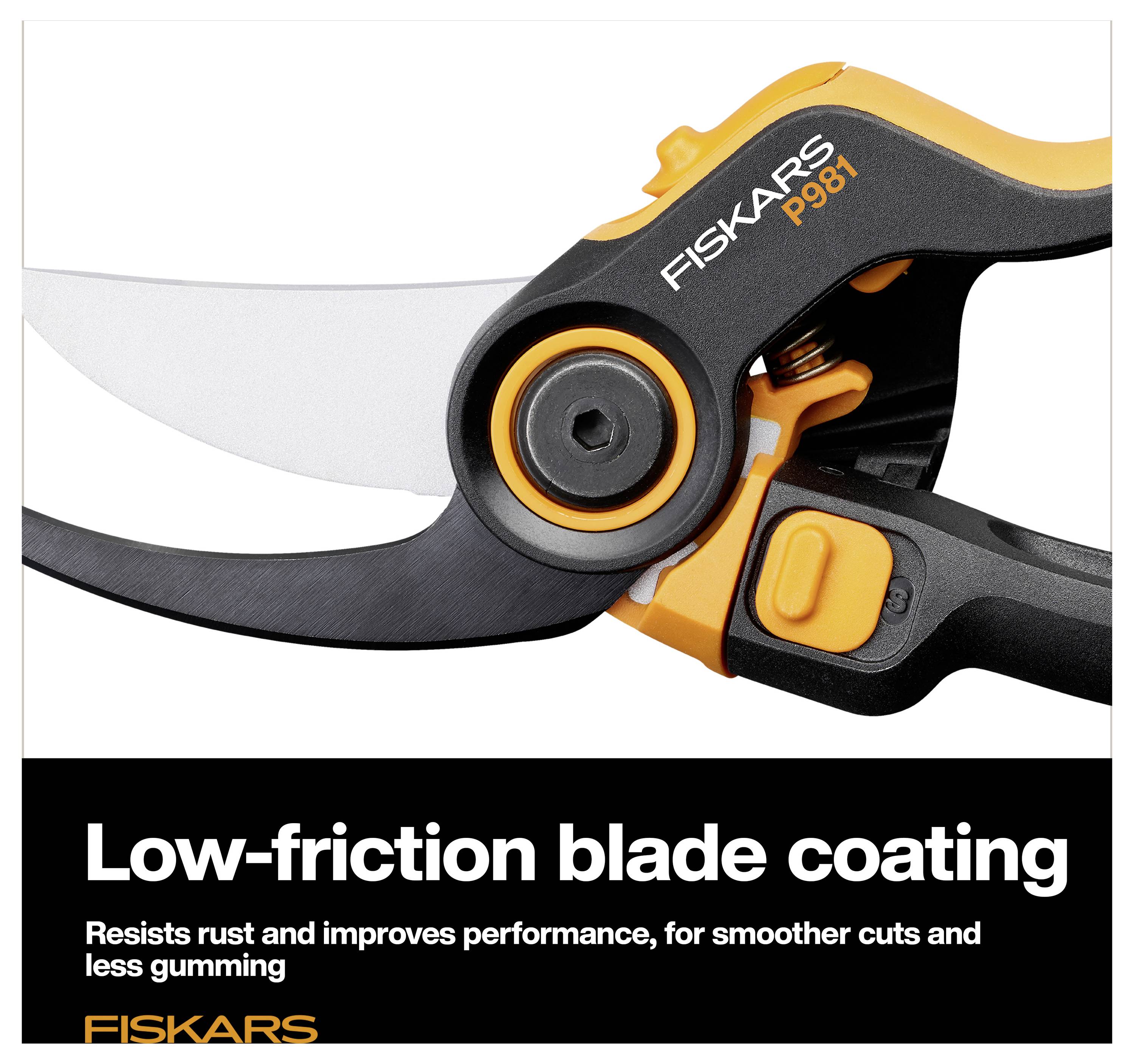Nahaufnahme der Fiskars P981-Gartenschere mit dem Text „Low-friction blade coating" (Beschichtung mit niedriger Reibung), die Rostbeständigkeit, glattere Schnitte und weniger Verschmutzung bewirbt.
