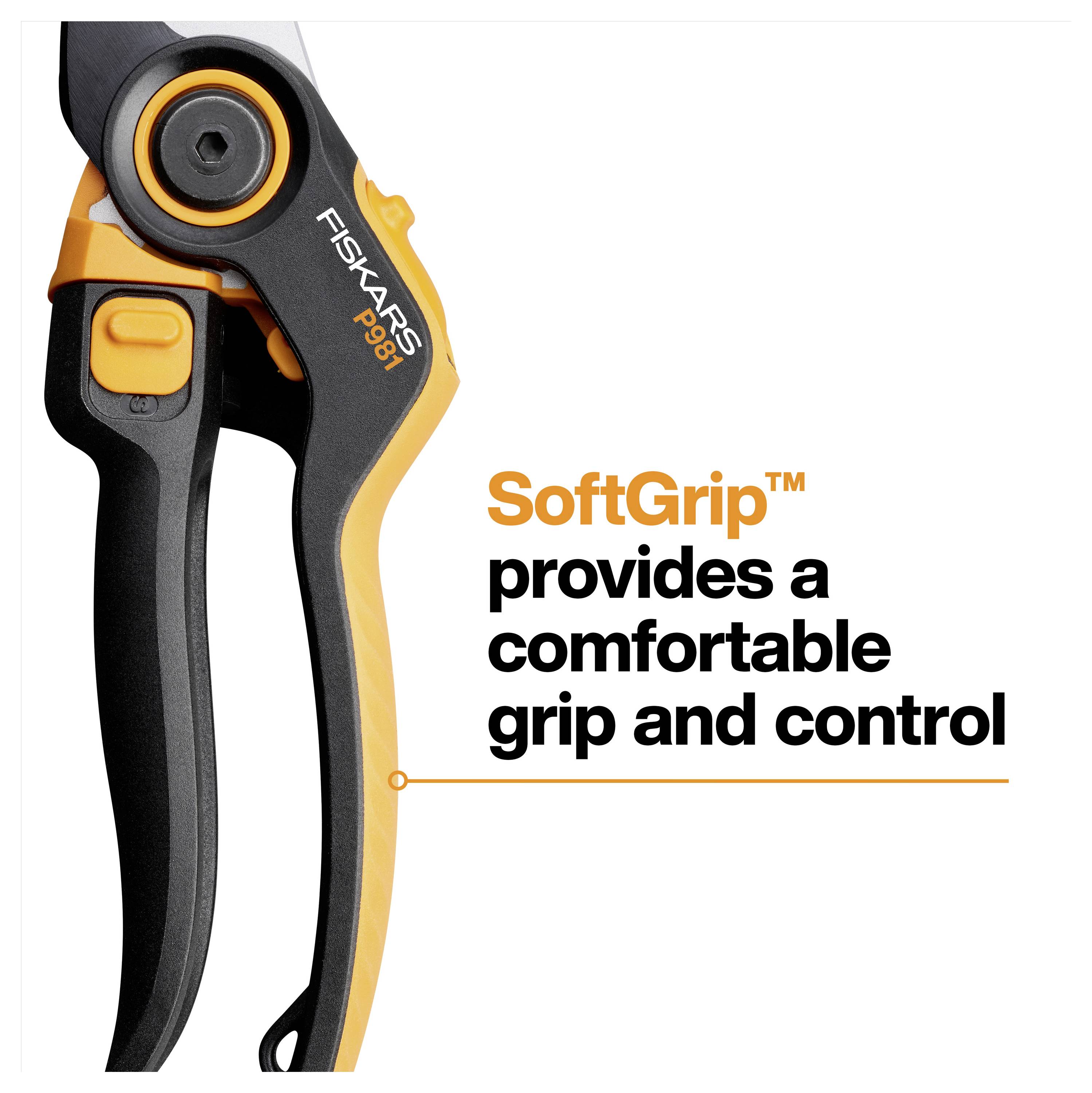 Nahaufnahme einer Fiskars-Gartenschere mit SoftGrip-Griff, daneben der Text: „SoftGrip bietet einen komfortablen Griff und Kontrolle".