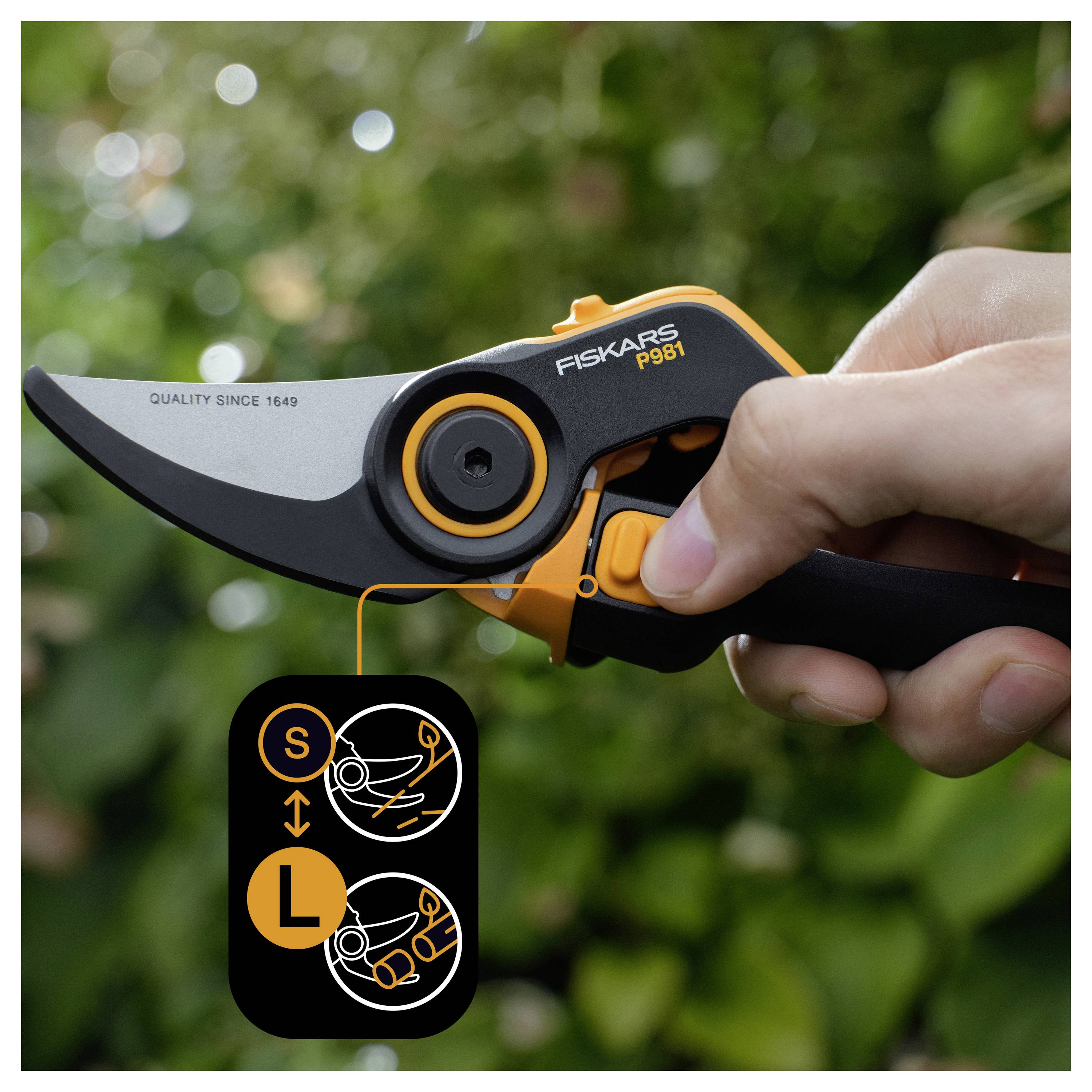 Hand hält Fiskars P961 Baumschere mit orangefarbenem Sicherheitsverriegelungsmechanismus, Schneideklinge geöffnet vor unscharfem grünem Laub; Einschub zeigt Links- und Rechtshändergebrauch.