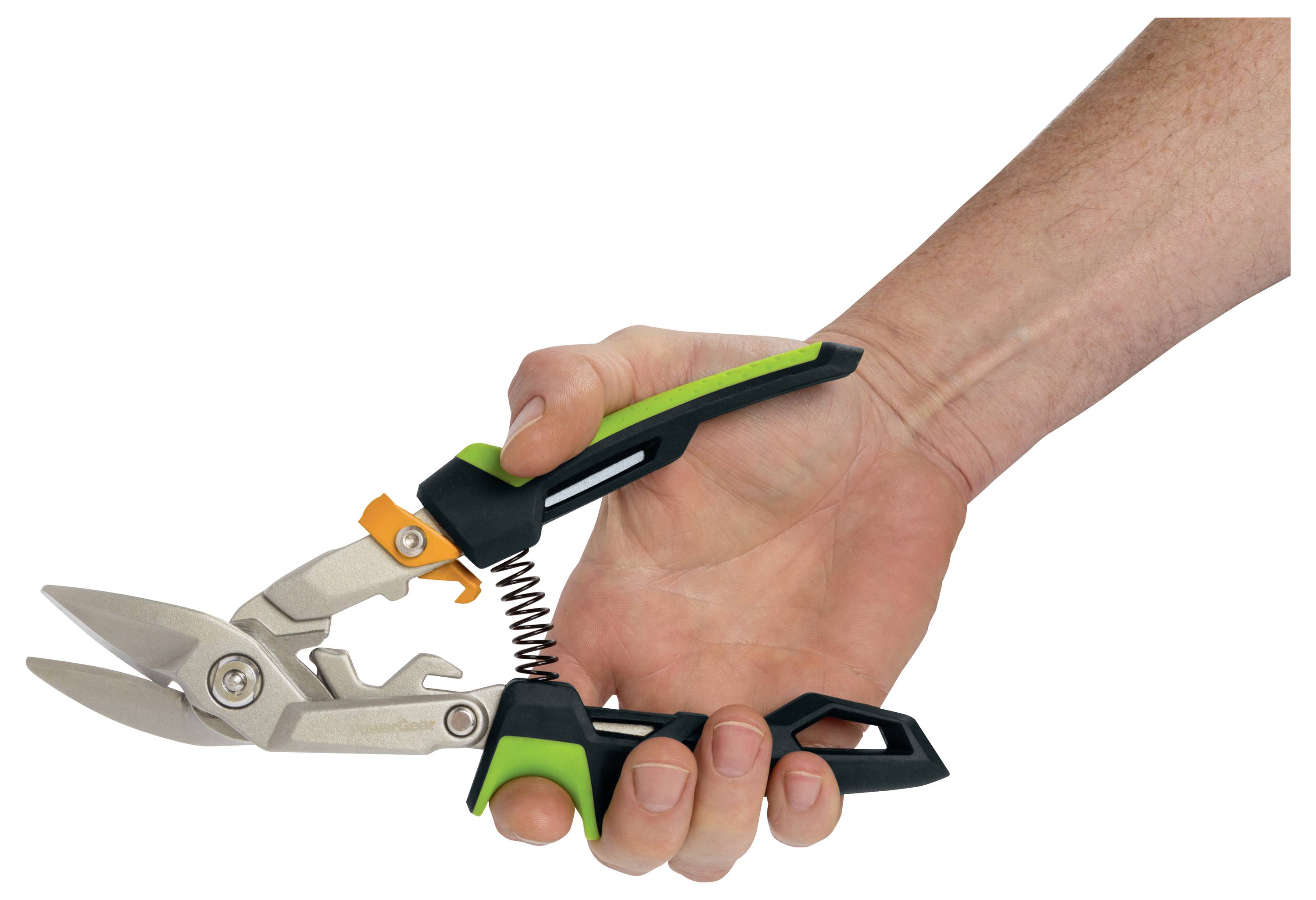 Hand, die federbelastete Gartenschere mit offenen Metallklingen und schwarzgrünen Griffen auf weißem Hintergrund hält.
