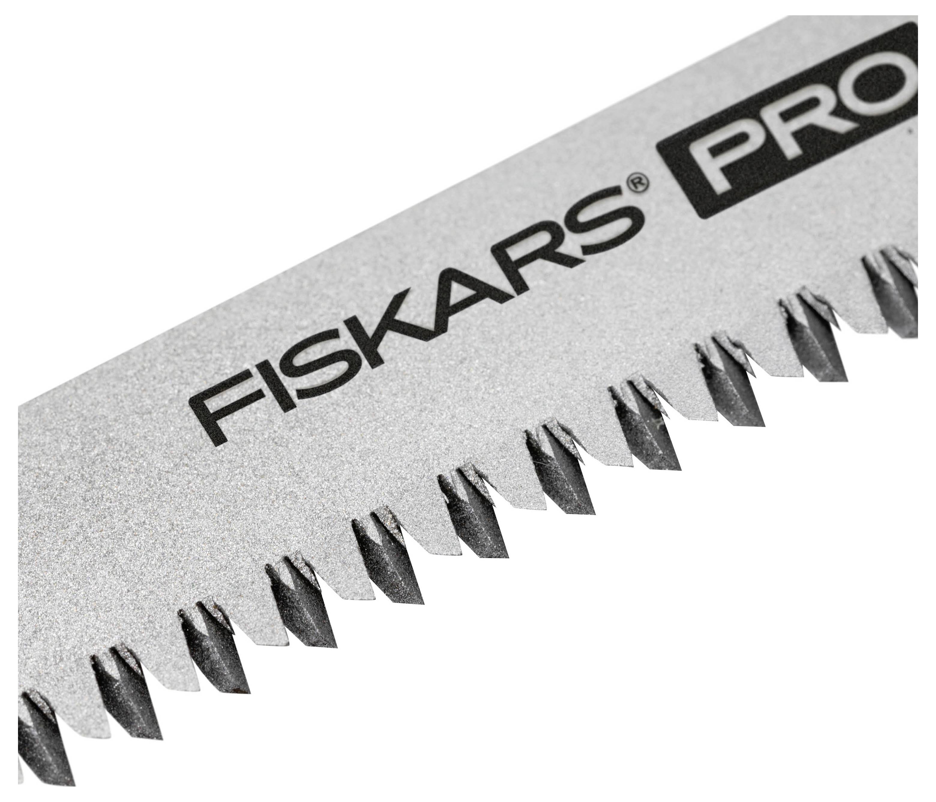 Nahaufnahme einer Fiskars Pro-Sägeblatt mit scharfen dreieckigen Zähnen vor weißem Hintergrund.