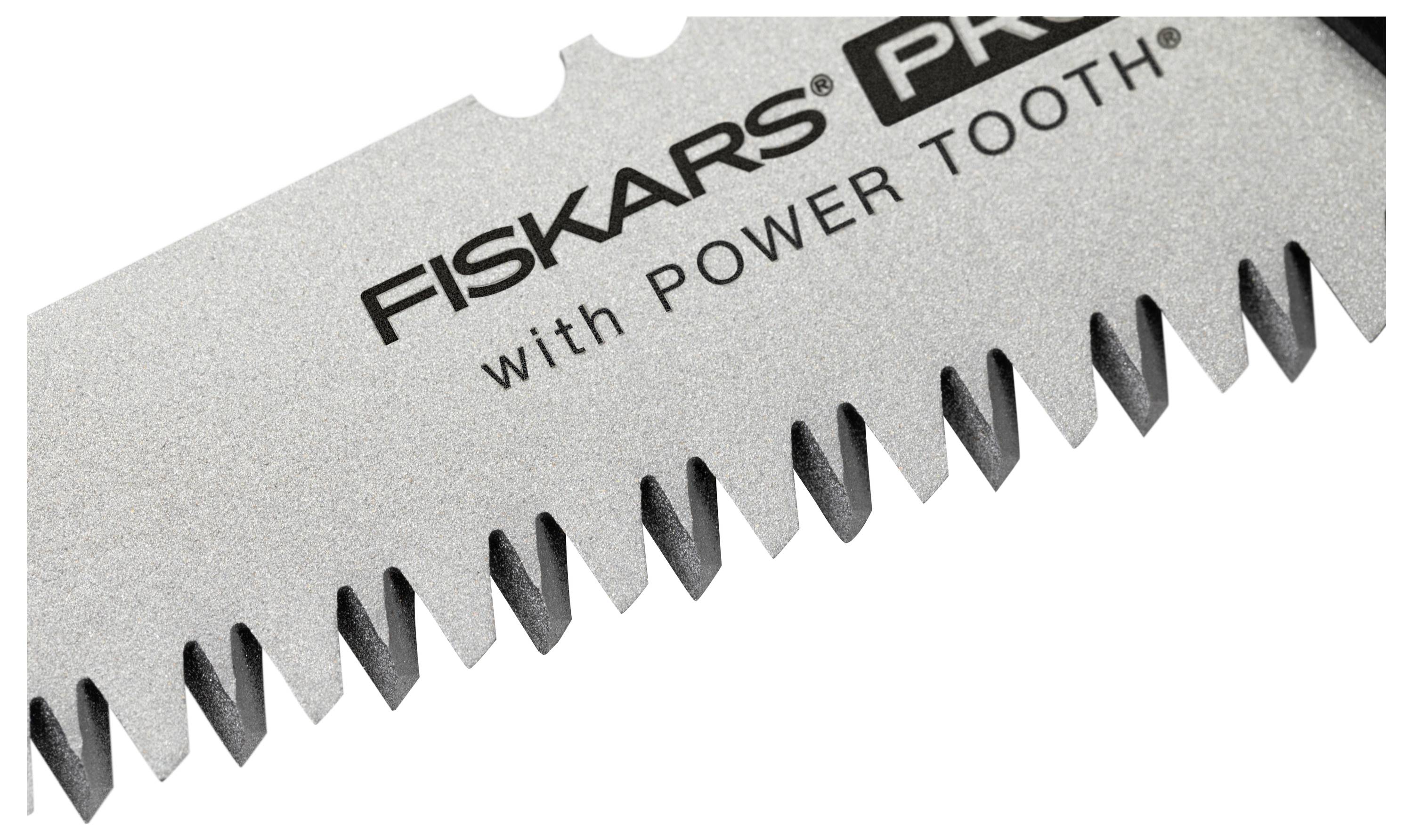 Nahaufnahme einer Fiskars-Sägeblatt mit der Bezeichnung "mit POWER TOOTH", die scharfe dreieckige Zähne auf einem silbernen Metallblatt zeigt.