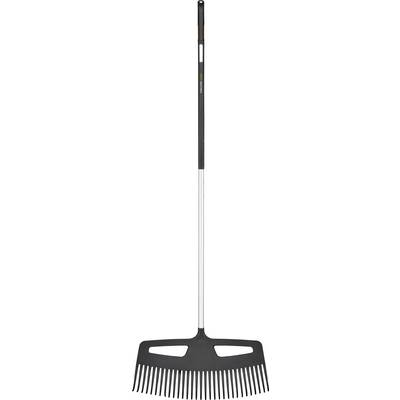 Eine schwarze Schneeschaufel mit langem silbernem Griff und breiter Schaufelblatt mit Schlitzen, aufrecht auf weißem Hintergrund dargestellt.