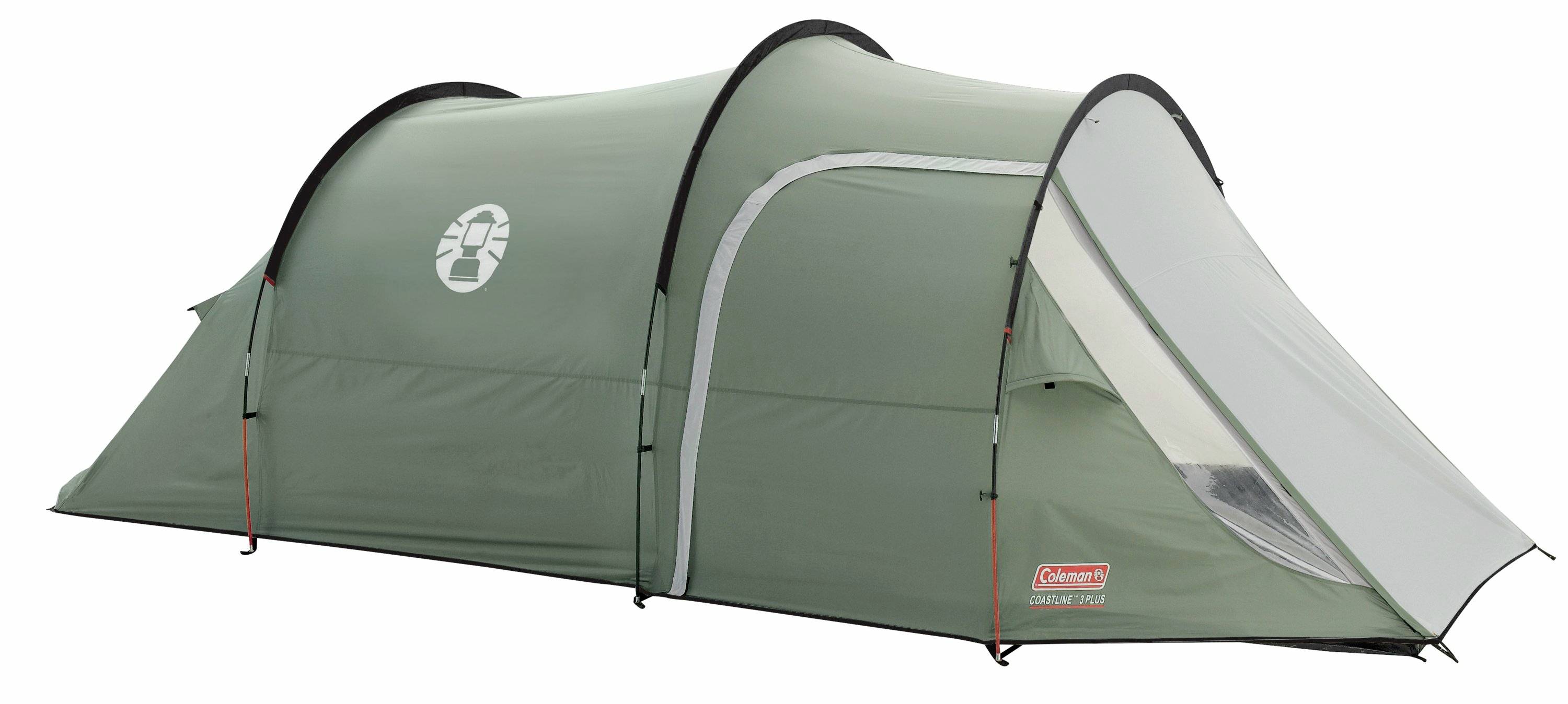 Grünes Coleman-Campingzelt mit langer Tunnelform, großem Seiteneeingang und vorderer Regenschutzhülle auf weißem Hintergrund.