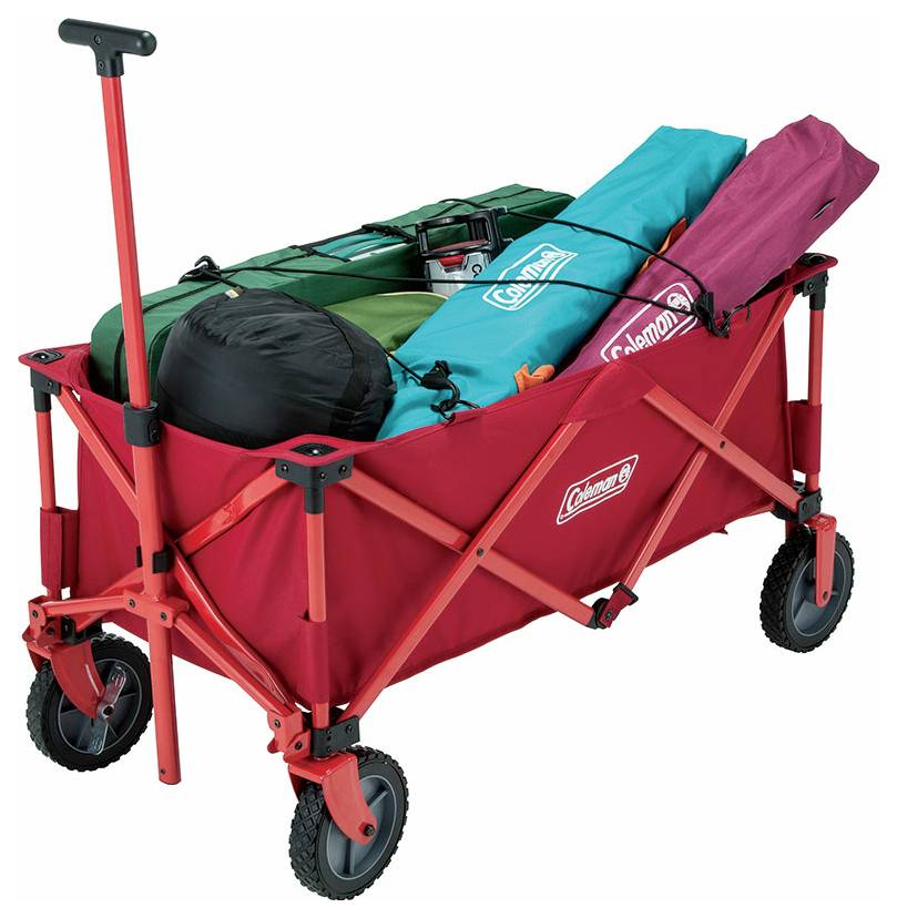 Roter zusammenklappbarer Wagen, beladen mit Campingausrüstung, einschließlich aufgerollter Zelte und Taschen, auf weißem Hintergrund dargestellt.