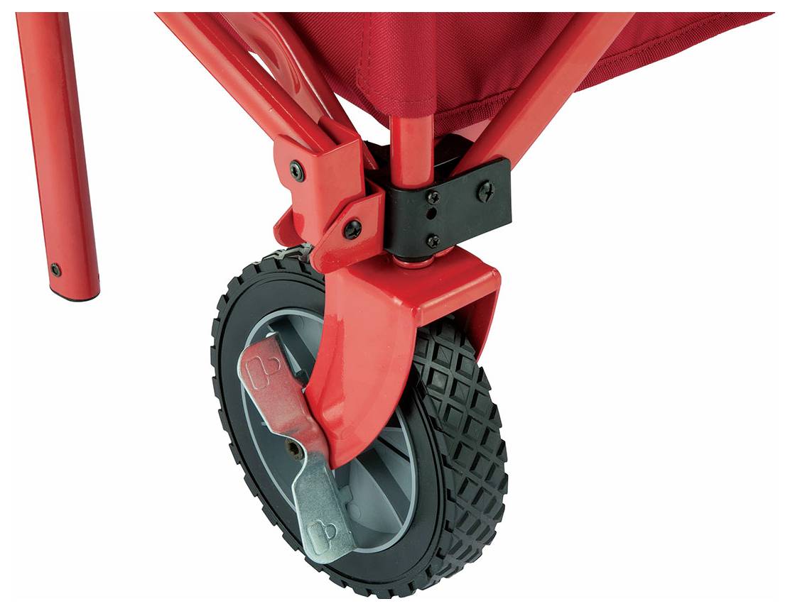 Nahaufnahme eines roten Wagen- oder Kinderwagenvorderrads mit drehbarem Schwenkrad und Bremsverriegelungsmechanismus vor weißem Hintergrund.