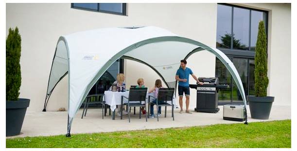 Grünes Tunnelzelt-Campingzelt mit grauer Regenschutzhülle, Vordach und Seiteneingangstür auf weißem Hintergrund