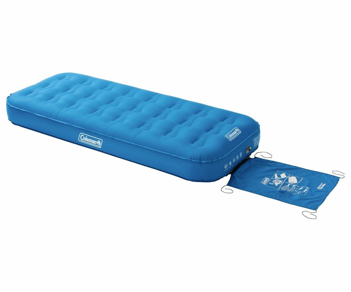 Blau Coleman aufblasbare Luftmatratze mit integrierter Pumpe und befestigter Aufbewahrungstasche