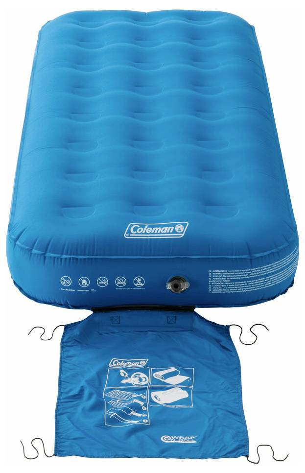 Blaue aufblasbare Luftmatratze mit integrierter Pumpe, darunter die passende Aufbewahrungstasche gezeigt.