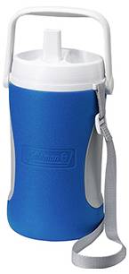 Blauer isolierter Wasserkühler-Krug mit weißem Deckel, Griff und grauem Schultergurt auf einfachem Hintergrund.