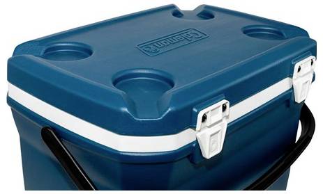 Blauer hartschaliger Kühlbox mit weißer Verzierung, vier Getränkehalter auf dem Deckel und schwarzem Griff.
