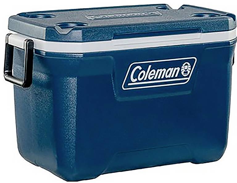 Blauer Coleman Hartschalenkühlbox mit weißem Deckel und seitlichem Griff, geschlossen auf einfachem Hintergrund dargestellt.