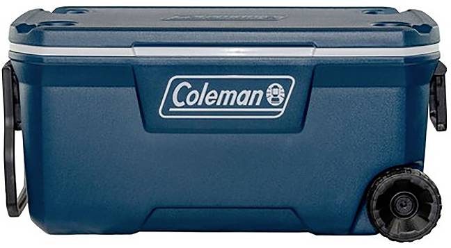 Blauer Coleman-Kühlbehälter mit Rädern, Griff und Deckel, Frontansicht auf weißem Hintergrund.