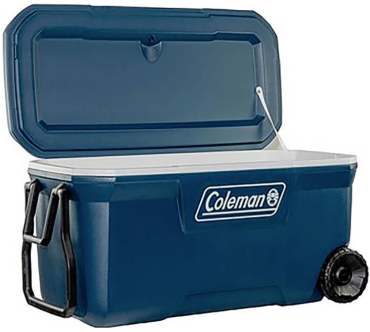 Blauer Coleman-Hartschalenkühlbox mit geöffnetem Deckel, Seitengriffen und großem schwarzem Rad vorne rechts.