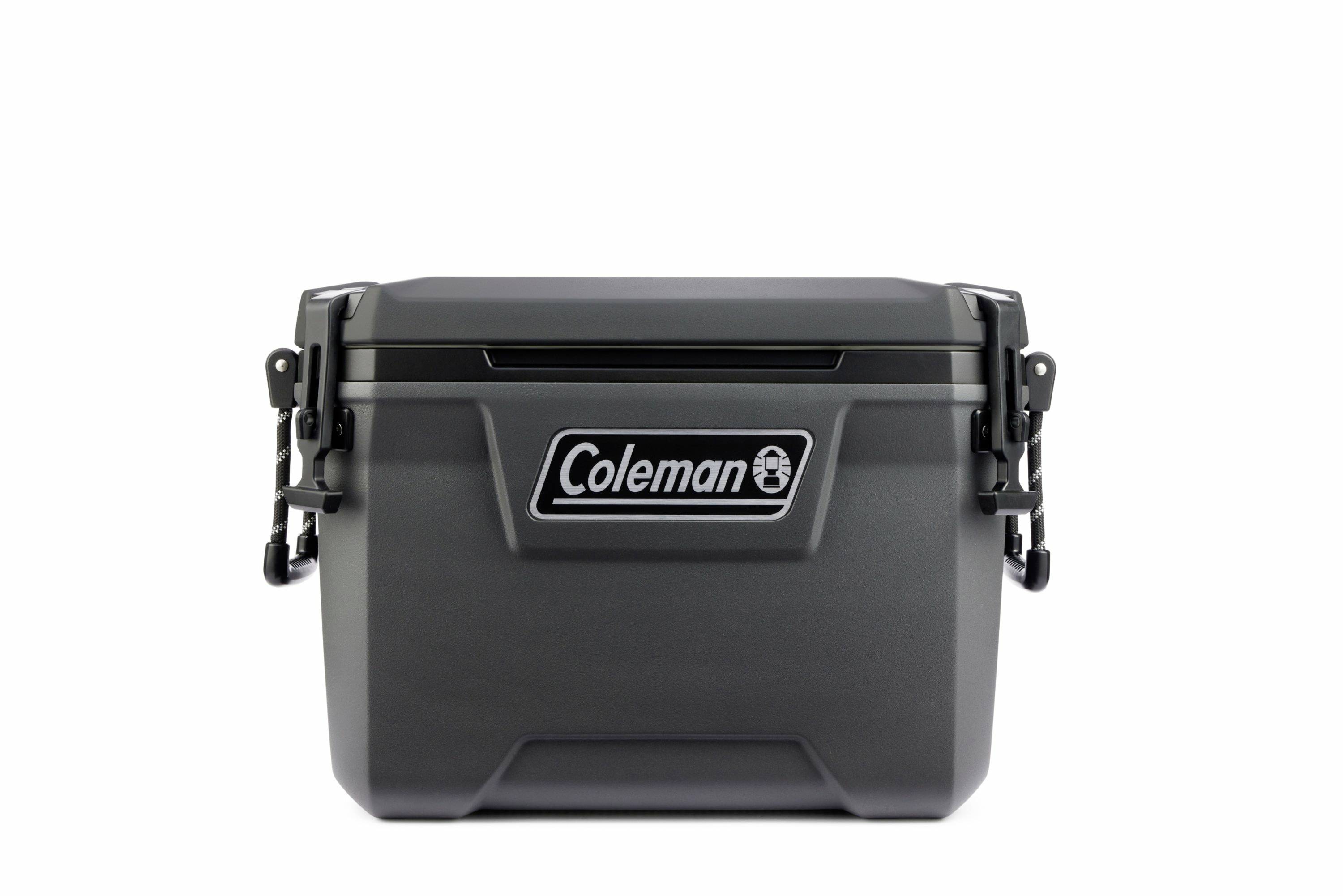 Schwarze Coleman-Hartschalenbox mit Verschlüssen und Seitengriffen, Vorderansicht auf weißem Hintergrund.