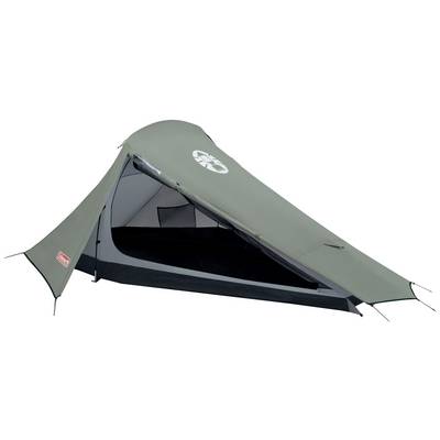 Grünes keilförmiges Campingzelt mit offener Vorderseite, das einen dunklen Innenraum und ein weißes Logo auf dem Regendach zeigt.