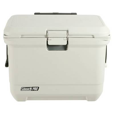 Weißer Coleman Pro Kühlbox mit Verschluss auf einfachem Hintergrund.