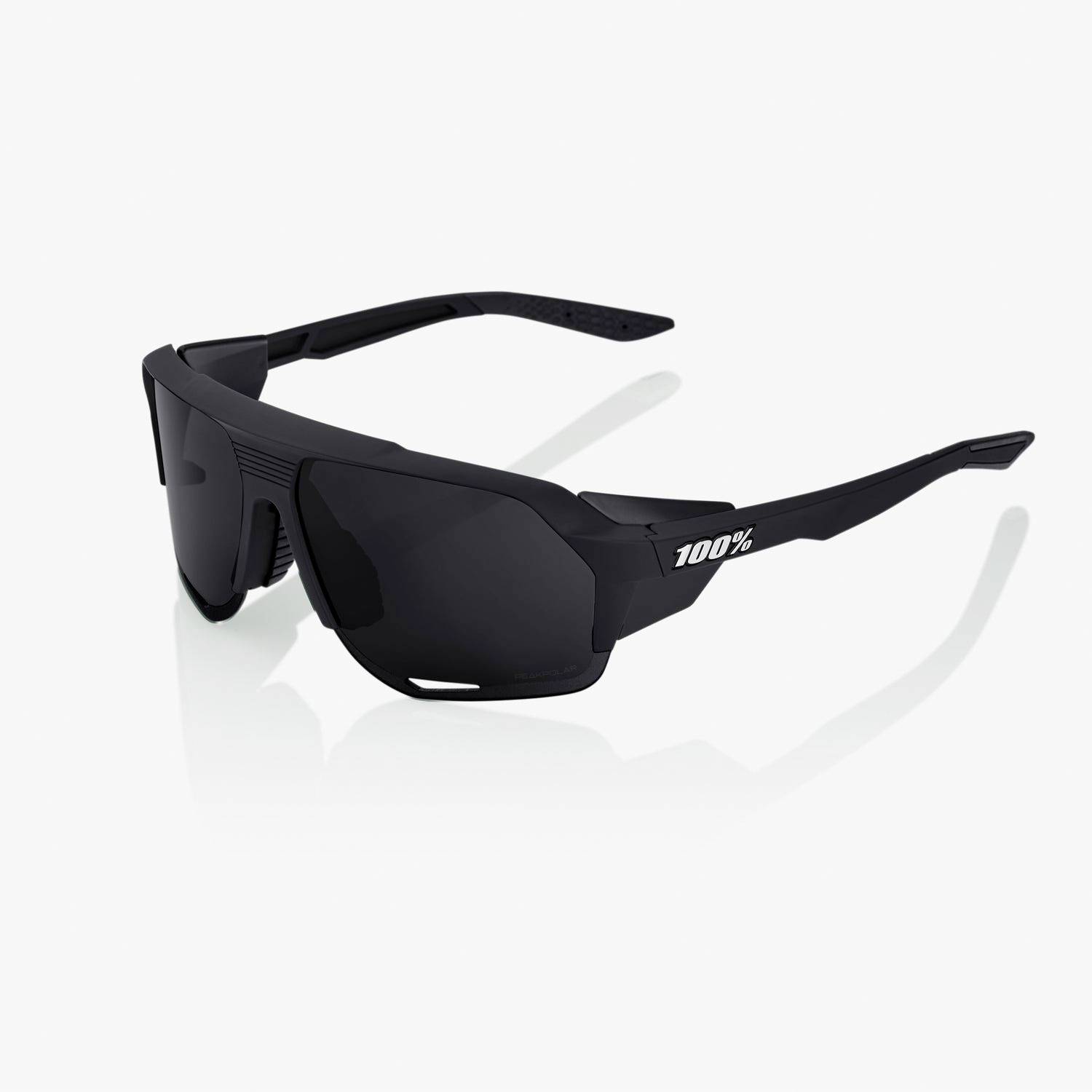 Schwarze umwickelnde Sport-Sonnenbrille mit dem „100%"-Logo auf dem Bügel, vor weißem Hintergrund abgebildet.